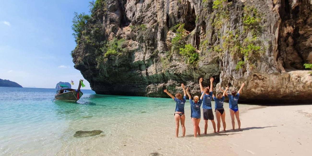 Tajlandia, plaża, morze, Andamany, piasek, woda, skały, góry, dżungla, roślinność, ludzie, grupa, znajomi, przyjaciele, łódka, fale