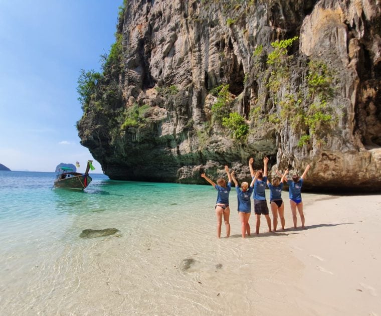 Tajlandia, plaża, morze, Andamany, piasek, woda, skały, góry, dżungla, roślinność, ludzie, grupa, znajomi, przyjaciele, łódka, fale