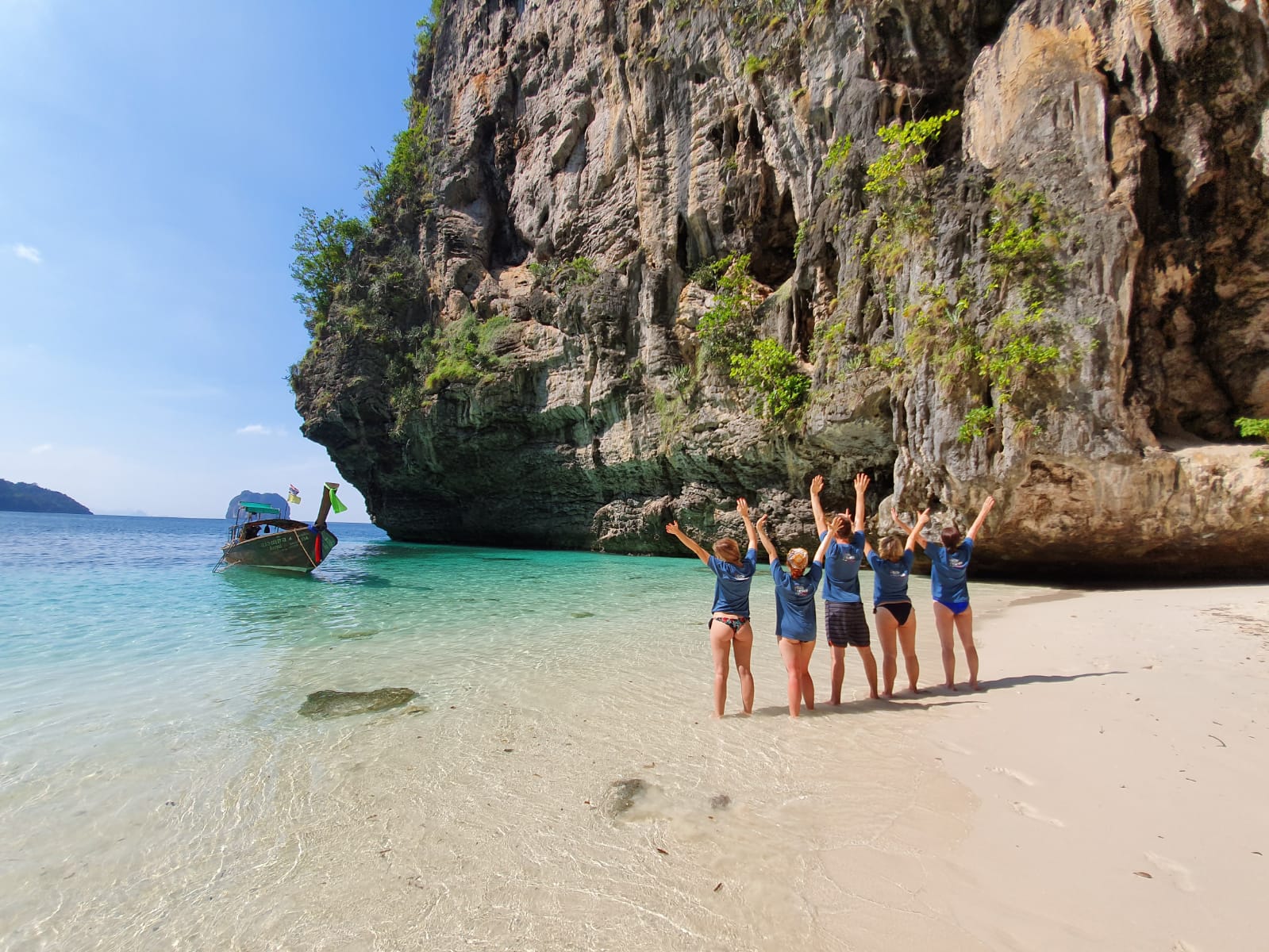 Tajlandia, plaża, morze, Andamany, piasek, woda, skały, góry, dżungla, roślinność, ludzie, grupa, znajomi, przyjaciele, łódka, fale