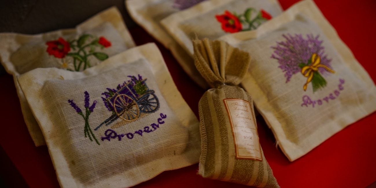 Pamiątki z wyjazdu: co warto ze sobą przywieźć, a z zakupu czego lepiej zrezygnować?