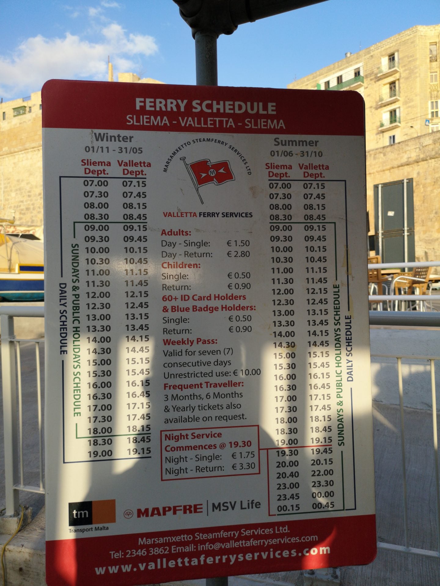 Tabliczka z rozkładem kursowania promów