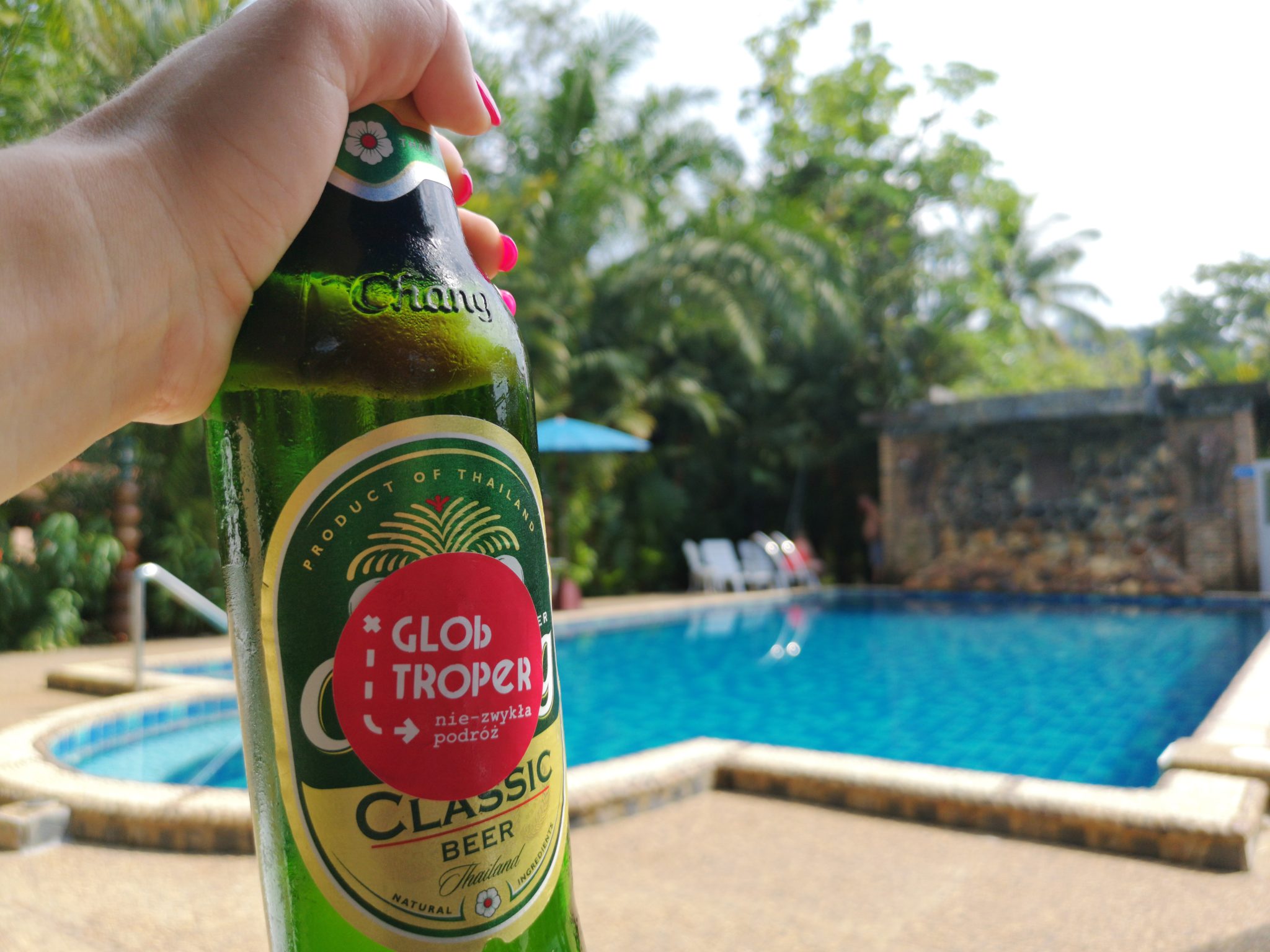 Butelka z zimnym piwem Chang nad basenem w Tajlandii