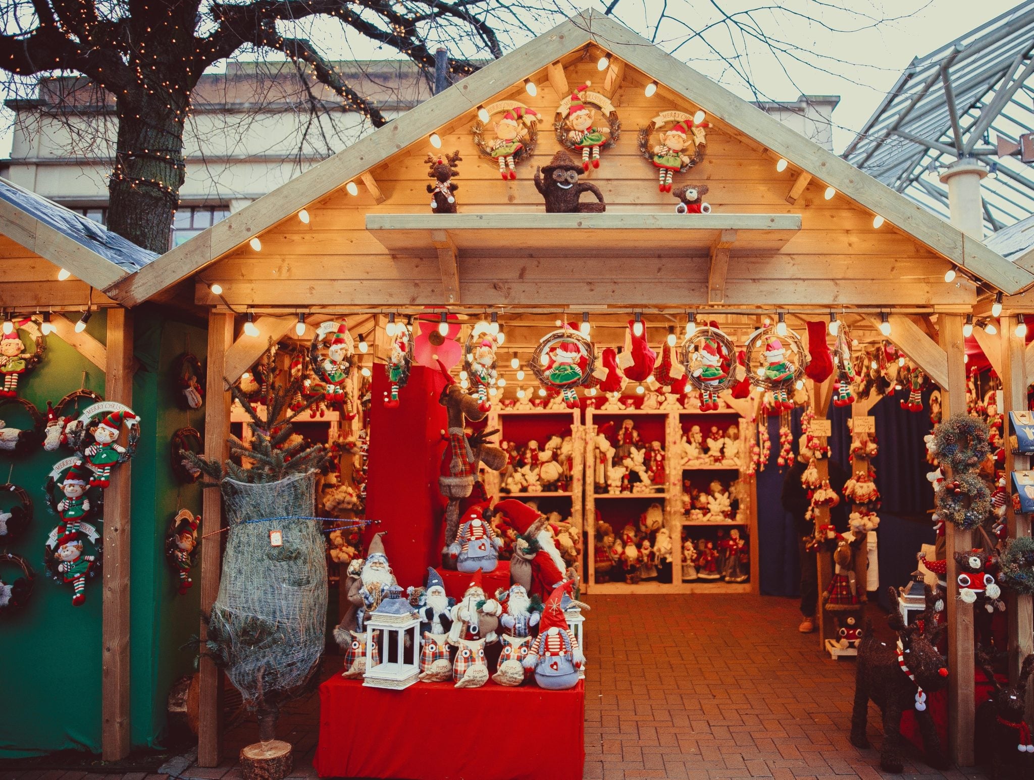 Przystrojone budki z ozdobami świątecznymi na Jarmarku Bożonarodzeniowym