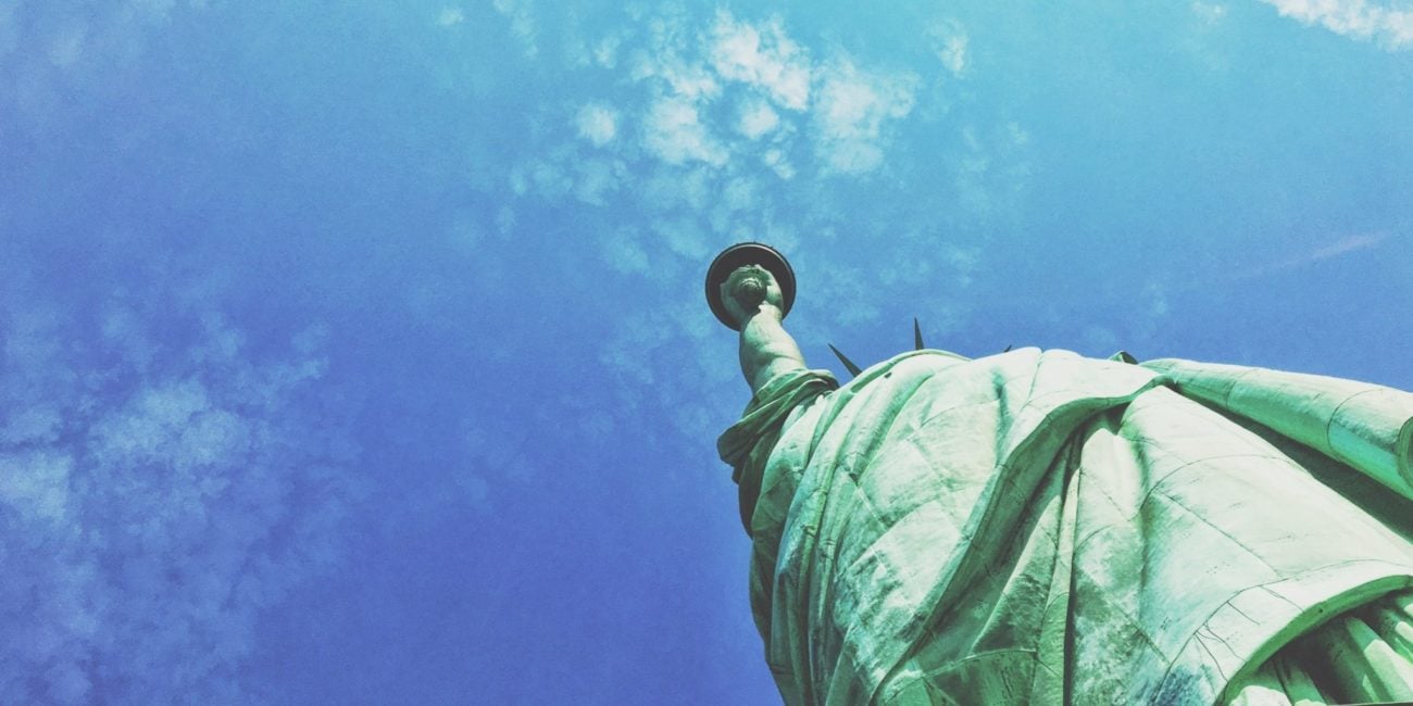 Statua Wolności w Stanach Zjednoczonych na tle błękitnego nieba