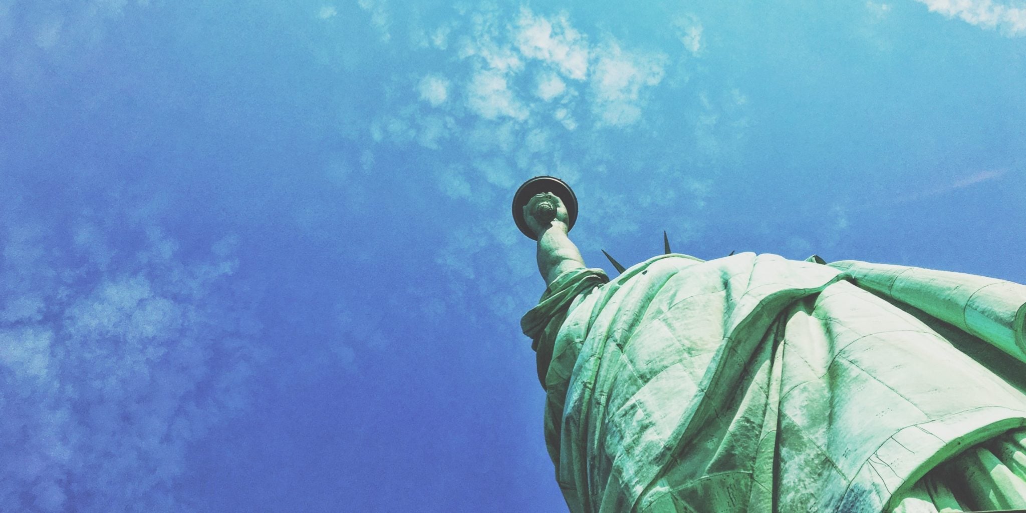 Statua Wolności w Stanach Zjednoczonych na tle błękitnego nieba