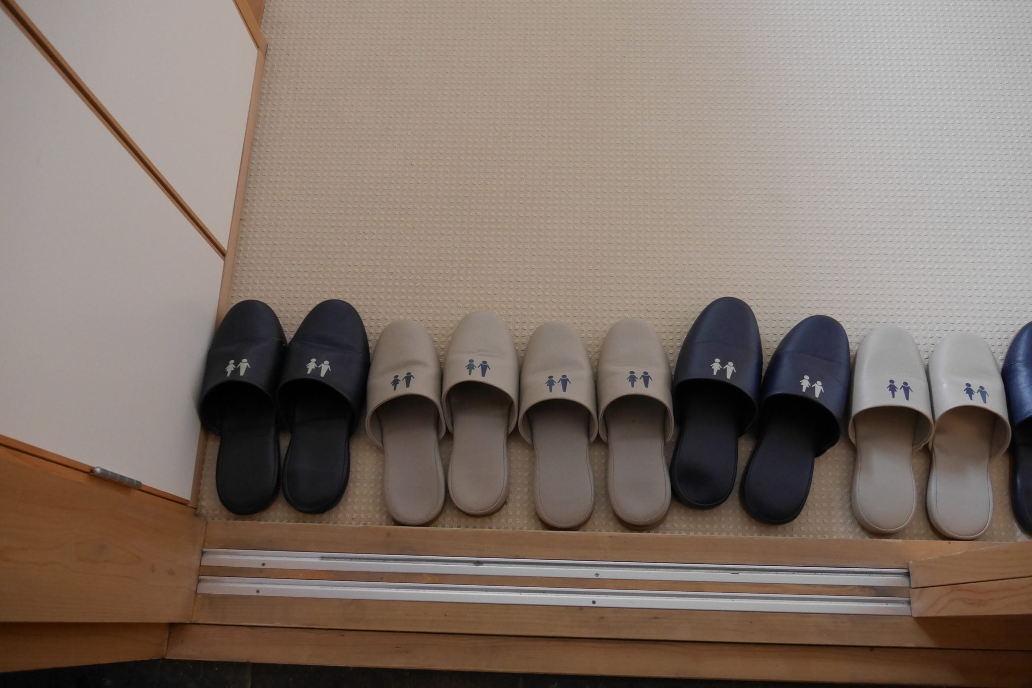 Ustawione w rzędzie w łazience 5 par specjalnych kapci do toalety w Japonii