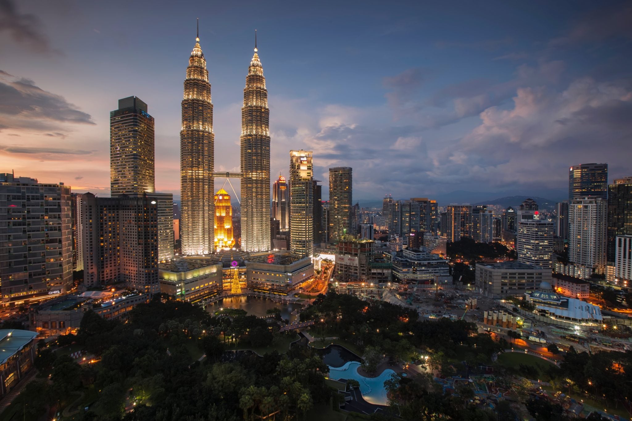 Panorama Kuala Lumpur o zachodzie słońca- widok na Petronas Towers