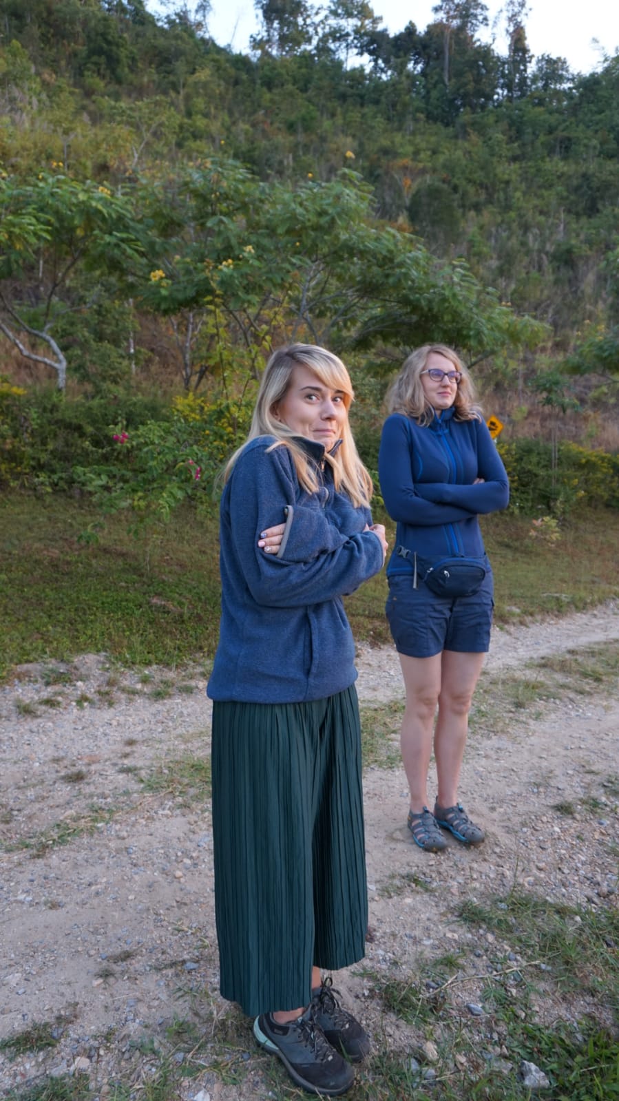 Dwie dziewczyny ubrane w polary, stojące dziewczyny, dziewczyny stojące na dworze o wschodzie słońca ubrane w polary, zimno