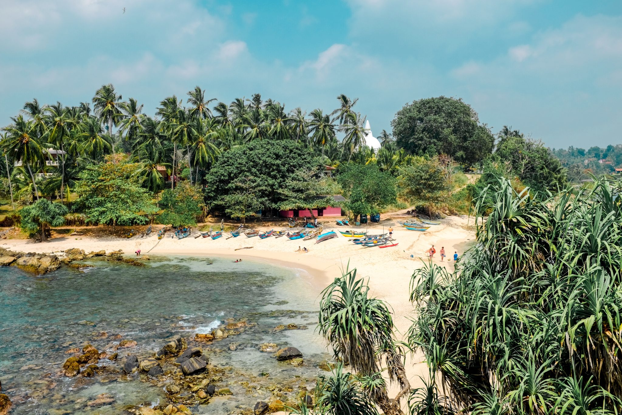 plaża, morze, ocean, palmy, roślinność, piasek, woda, niebieskie niebo, palma, plażowanie, skały