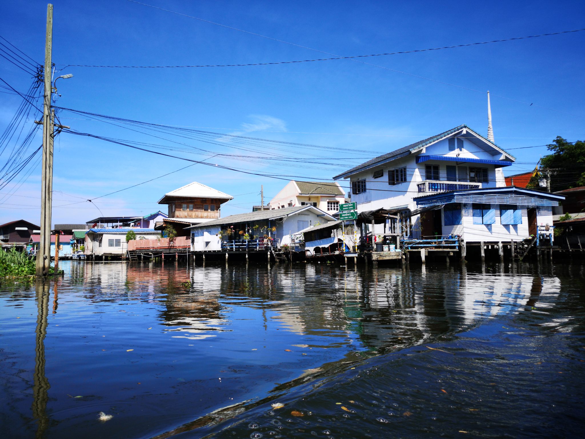 zwiedzanie Bangkoku, rejs po rzece Menam, rejs kanałami Bangkoku, rejs łodzią długorufową, łódź długorufowa, zwiedzanie Tajlandii